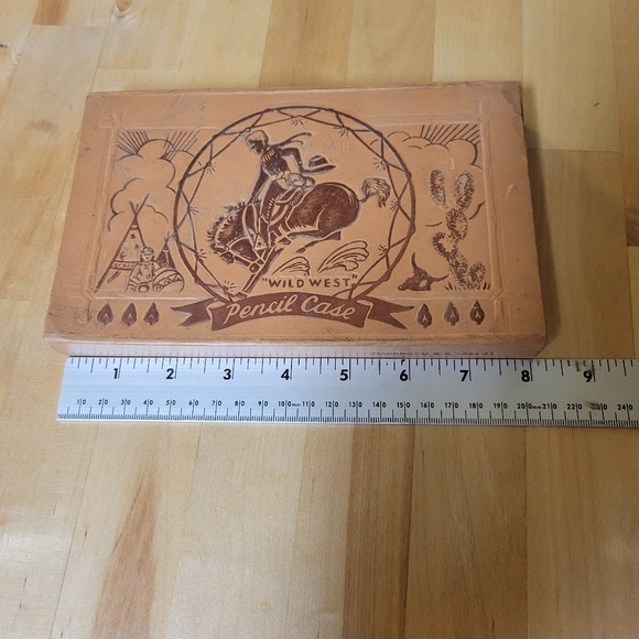 Hasbro Vintage Wild West Corgated Pencil Case Tooled Leather Look - Picture 4 of 7